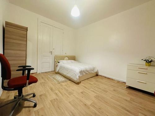a bedroom with a bed and a desk and a chair at Modern & Comfortable City Center Oasis~King Bed ! in Brussels