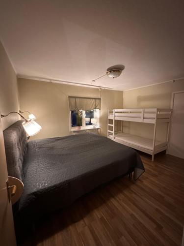 una camera con un letto e un letto a castello di Cozy guesthouse in Slussfors, Swedish Lapland a Slussfors