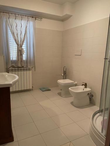 y baño con aseo y bidet. en Casa Di Marzio en Pratola Peligna