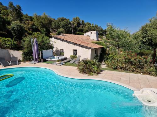une villa avec piscine devant une maison dans l'établissement belle villa, piscine, jacuzzi, à Six-Fours-les-Plages