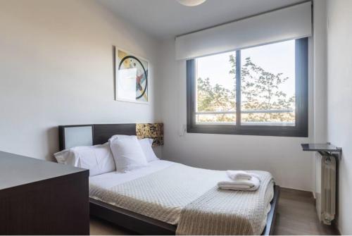 um quarto com uma cama e uma janela em Art and Sciences view luxury apartment em Valência