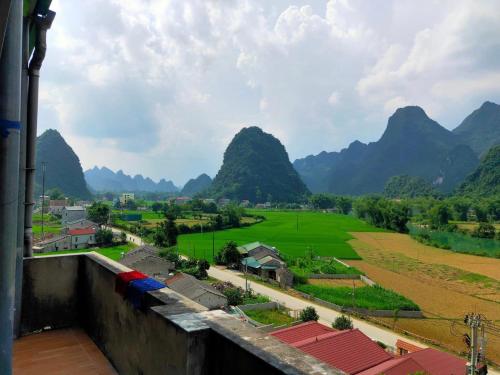 vistas a un valle con montañas en el fondo en Khách sạn So Oanh gần thác Bản giốc, en Cao Bằng