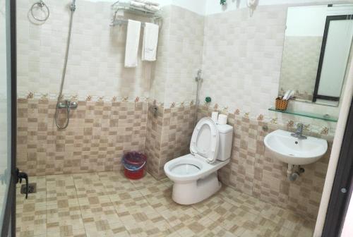 Phòng tắm tại Khách sạn So Oanh gần thác Bản giốc