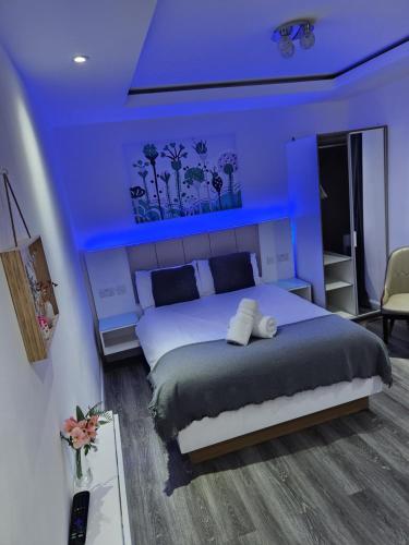 1 dormitorio con 1 cama grande y techo azul en Crosskeys Edinburgh en Edimburgo