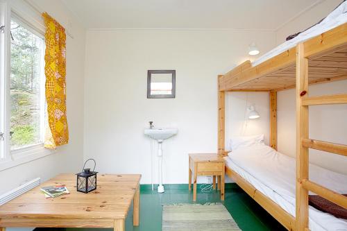 a bedroom with a bunk bed and a desk at Grinda Stugby och Sea Lodge - Pensionat med kost & logi in Grinda