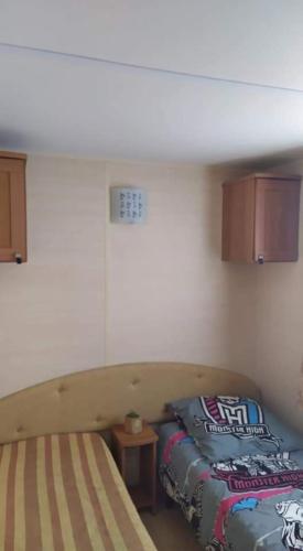 Cette chambre comprend un canapé et un lit. dans l'établissement Mobil-home, à Pont-Aven