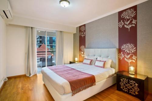um quarto com uma cama grande e uma varanda em Apartamento Caires no Funchal