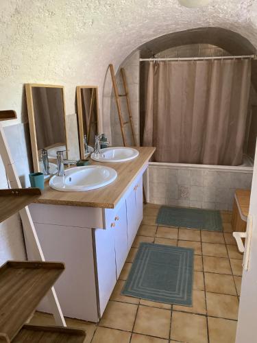 une salle de bain avec deux lavabos et une douche dans l'établissement MAISON DE CAMPAGNE à GIgnac, à Gignac