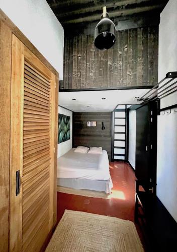 - une chambre avec un lit et une grande porte en bois dans l'établissement Au coeur de Bandol, à Bandol