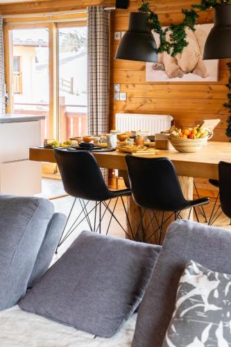 a dining room with a table with food on it at Chambres et table d'hôtes au chalet Datcha in Briançon