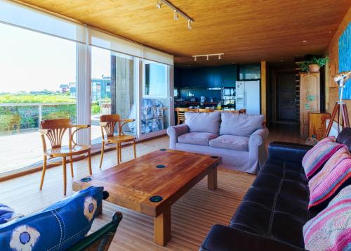 a living room with a couch and a table at Lodge del Mar in Pichilemu
