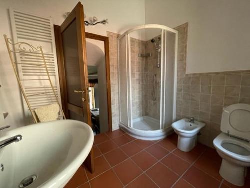 a bathroom with a tub and a toilet and a shower at Ca' Rosmunda in Bagnone