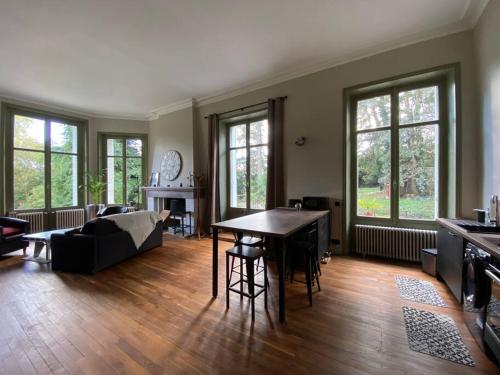 Posezení v ubytování Le Château de John Miles au bord de l’eau