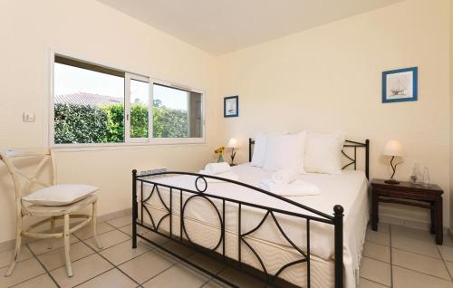 サルラ・ラ・カネダにあるVillas La Pradeのベッドルーム1室(ベッド1台、椅子、窓付)