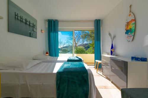 a bedroom with a bed and a large window at Appartement Vue mer, 2ch, 60m². in Théoule-sur-Mer