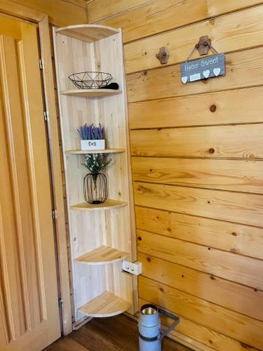 eine Holzwand mit Regalen in einem Zimmer in der Unterkunft Family cottage Fairy tale in Banja Luka
