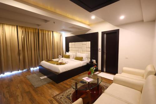 a hotel room with a bed and a couch at HOTEL VAIBHAV in Bhāgalpur