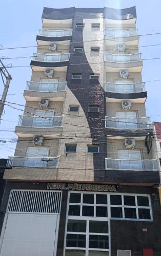 een hoog gebouw met ramen aan de zijkant bij Hotel Mãe Peregrina in Aparecida