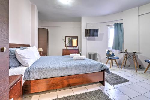 1 dormitorio con cama y escritorio. en Διαμέρισμα στο Κέντρο Ναυπλίου, en Nauplia