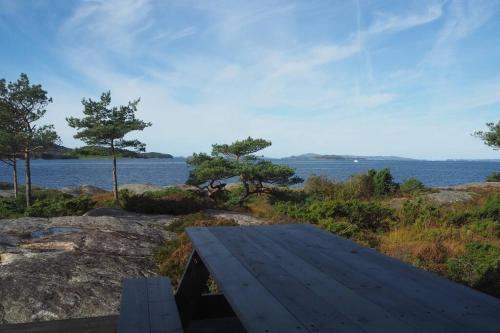 un tavolo da picnic con vista sull'acqua di Magical Seaview and close to Preikestolen a Strand