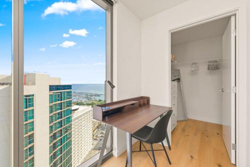 uma sala de jantar com uma mesa e uma grande janela em Sky Ala Moana 4209 condo em Honolulu