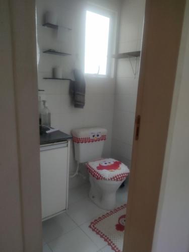 a small bathroom with a toilet and a window at Veredas do bosque in Curitiba