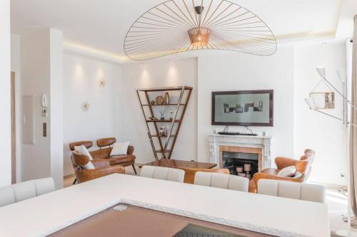 d'un salon avec une cheminée et un lustre. dans l'établissement Wow this view! 2BR facing Old Port 4th floor Olam Properties, à Cannes