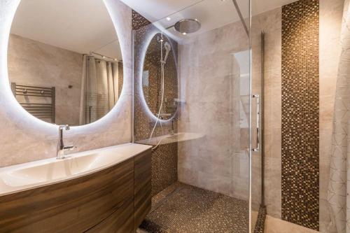 une salle de bain avec une baignoire, un lavabo et un miroir dans l'établissement Wow this view! 2BR facing Old Port 4th floor Olam Properties, à Cannes