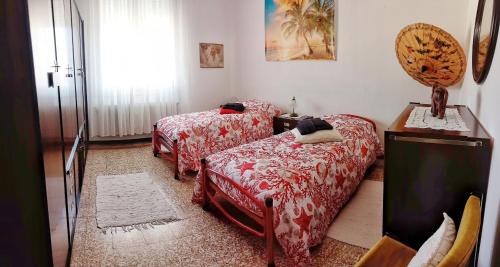 Posteľ alebo postele v izbe v ubytovaní Ampio APPARTAMENTO VICINO AL CENTRO DI TREVISO, PARCHEGGIO GRATUITO