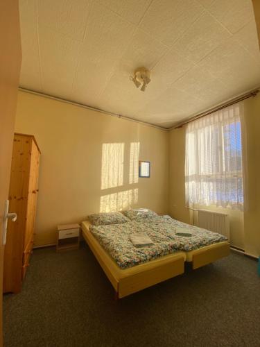 מיטה או מיטות בחדר ב-Apartmán na Bohdašíně