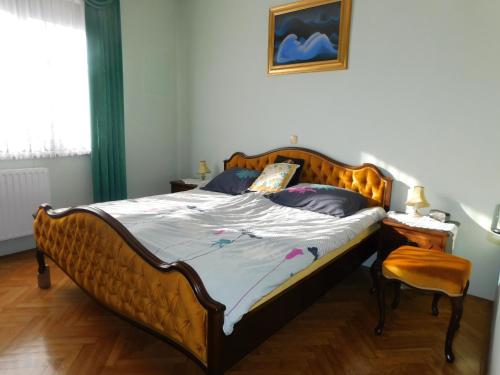 1 dormitorio con 1 cama grande con marco de madera en Apartma Radlje center, en Radlje ob Dravi