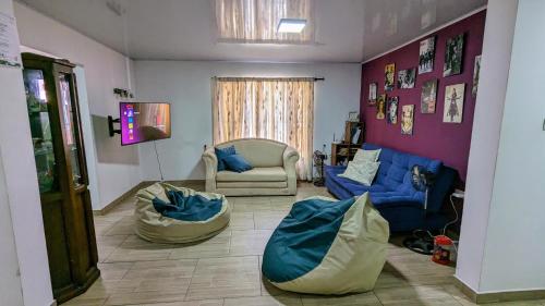 sala de estar con 2 pufs en el suelo en Casa Leon - Supia, Caldas, en Supía