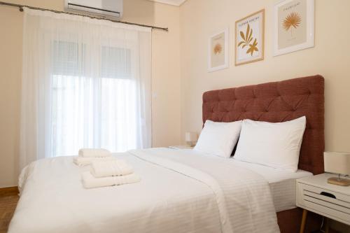 een slaapkamer met een groot wit bed en handdoeken bij Santa Marina 2 in Ioannina