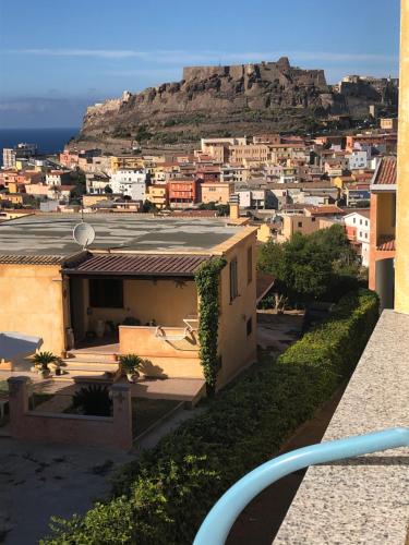 uitzicht op een stad met een berg op de achtergrond bij Appartamenti Perego in Castelsardo