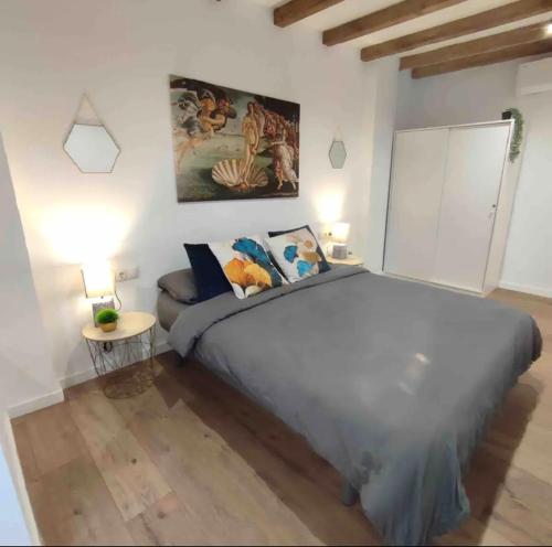 Bear Homes - Olimpia Suite في فالنسيا: غرفة نوم بسرير كبير وأريكة