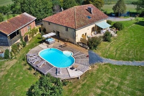 una vista aérea de una casa con piscina en les bulles perchées de lartigue, en Margouët-Meymès