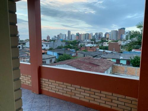 balcone con vista sullo skyline della città. di Apartamento em Torres acolhedor! a Torres