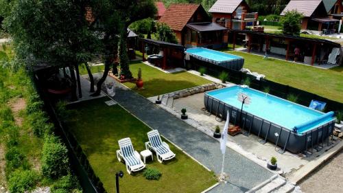 una vista aérea de un patio trasero con piscina en Kuca za odmor Stakic en Zvornik