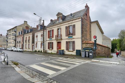 une rue urbaine vide avec des bâtiments et une promenade dans l'établissement Charmant Studio proche parc du Thabor et centre, à Rennes