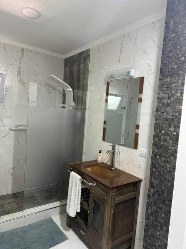 ein Badezimmer mit einem hölzernen Waschbecken und einem Spiegel in der Unterkunft Like at Home Ezeiza in Ezeiza