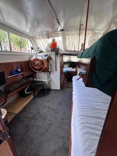 een slaapkamer met een bed in een tent bij Join boathotel in Amsterdam