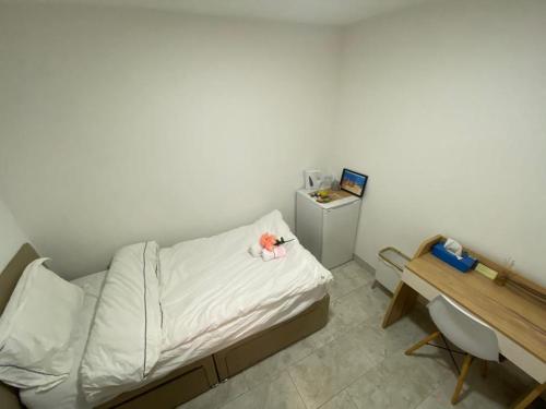 Habitación hospitalaria con cama y escritorio en Airstaybnb en Mánchester