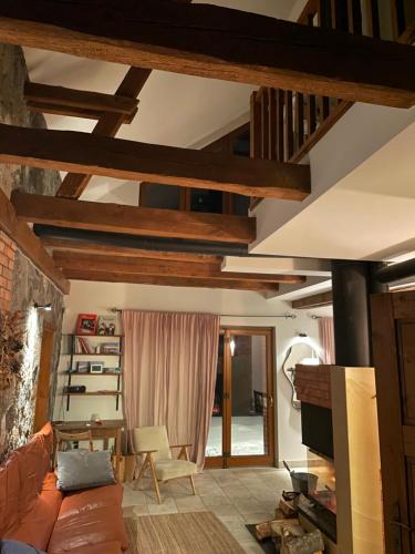 un soggiorno con soffitti in legno e divano di Mamrowisko a Węgorzewo