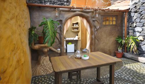 una stanza esterna con tavolo in una casa di Studio Mazo La Cuevita a Mazo
