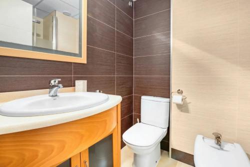 łazienka z umywalką i toaletą w obiekcie APARTAMENTO CON ESPECTACULAR TERRAZA FRENTE AL MAR w mieście Oropesa del Mar