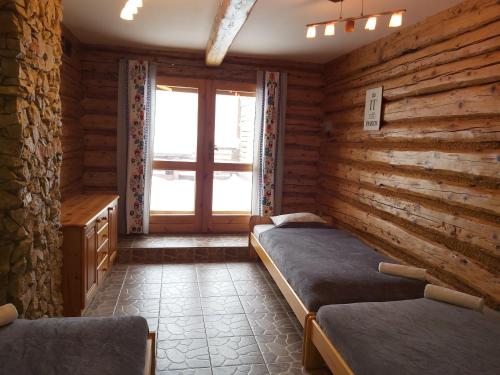 Una habitación con dos camas y una ventana. en Chata pod Bieniatką, en Szczyrk