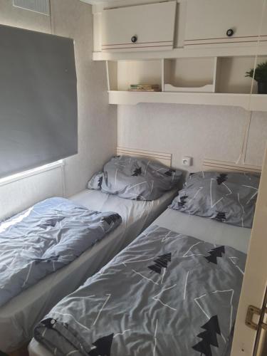 two beds in a small room at Mobilheim v LVA 2 in Podivín