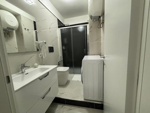 ein weißes Bad mit einem WC und einem Waschbecken in der Unterkunft Appartamento Suite Galatea in Pozzallo