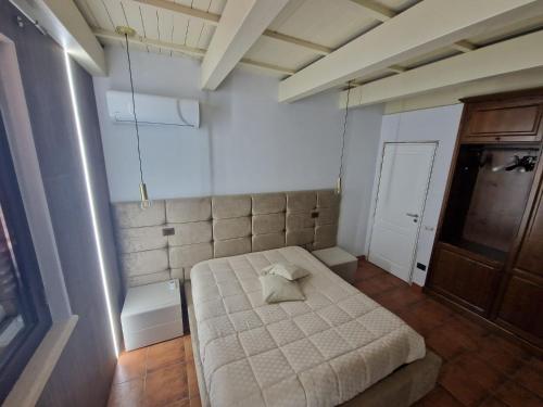 Private villa relax 2 &spa في Borgetto: غرفة نوم عليها سرير ومخدة