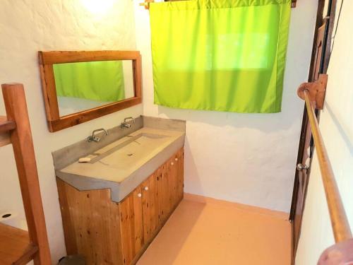 a bathroom with a sink and a mirror at Casa SAMI Acepto Mascota in Ayampe